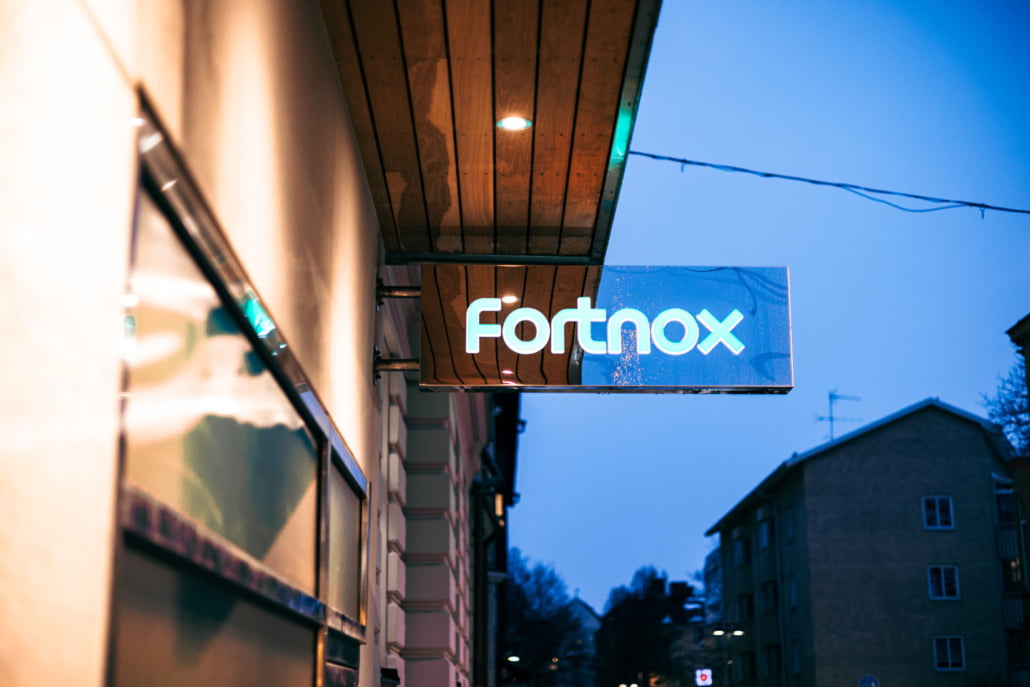 Flaggskylt i rostfritt stål till Fortnox i Linköping