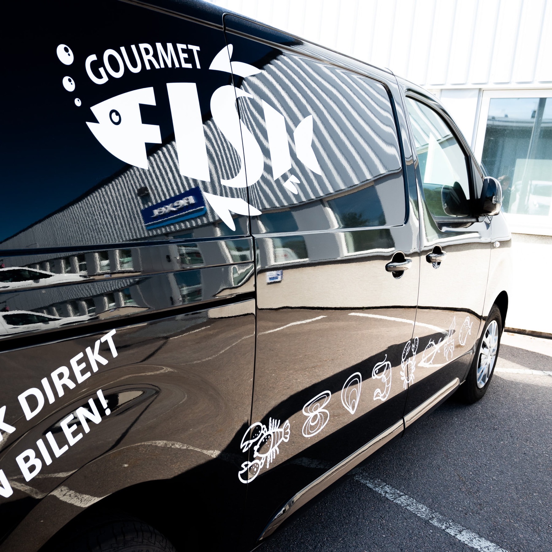 Svart skåpbil med bildekor för Gourmet Fisk