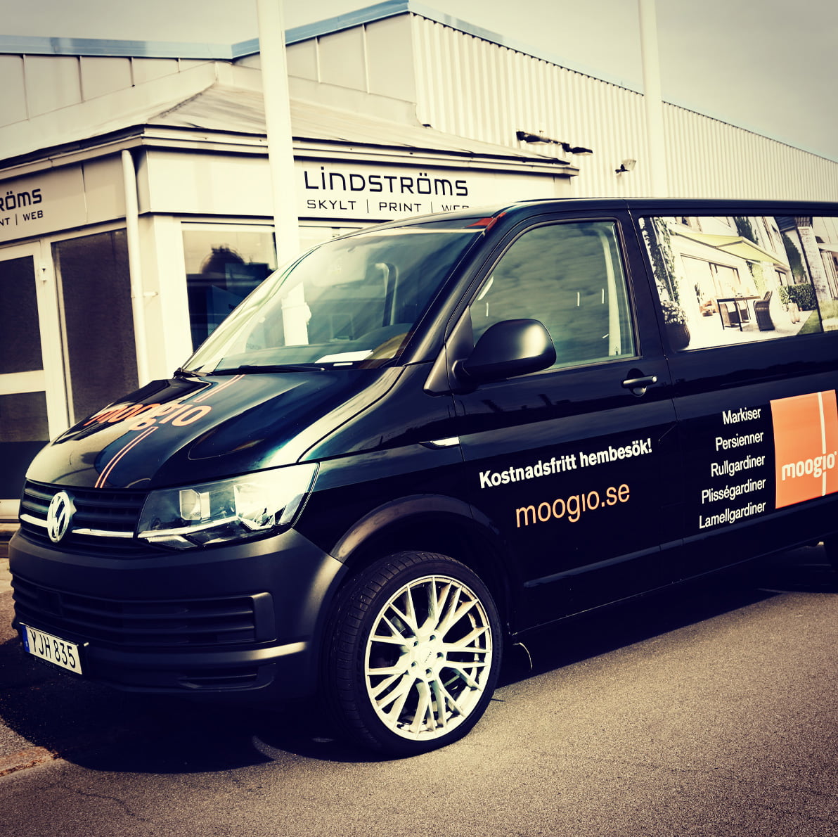 Mörkblå transporter med dekor för Moogio, fotograferad utanför Lindströms butik i Linköping
