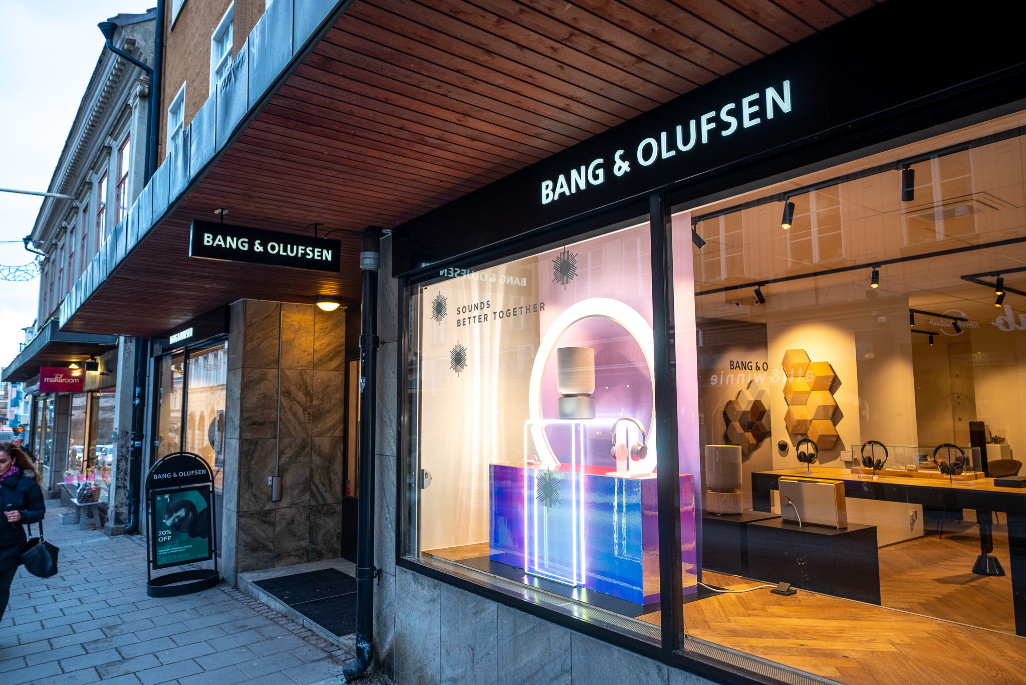 Bang &amp; Olufsen-butik med fasadbokstäver, utstickande skylt och skyltfönster