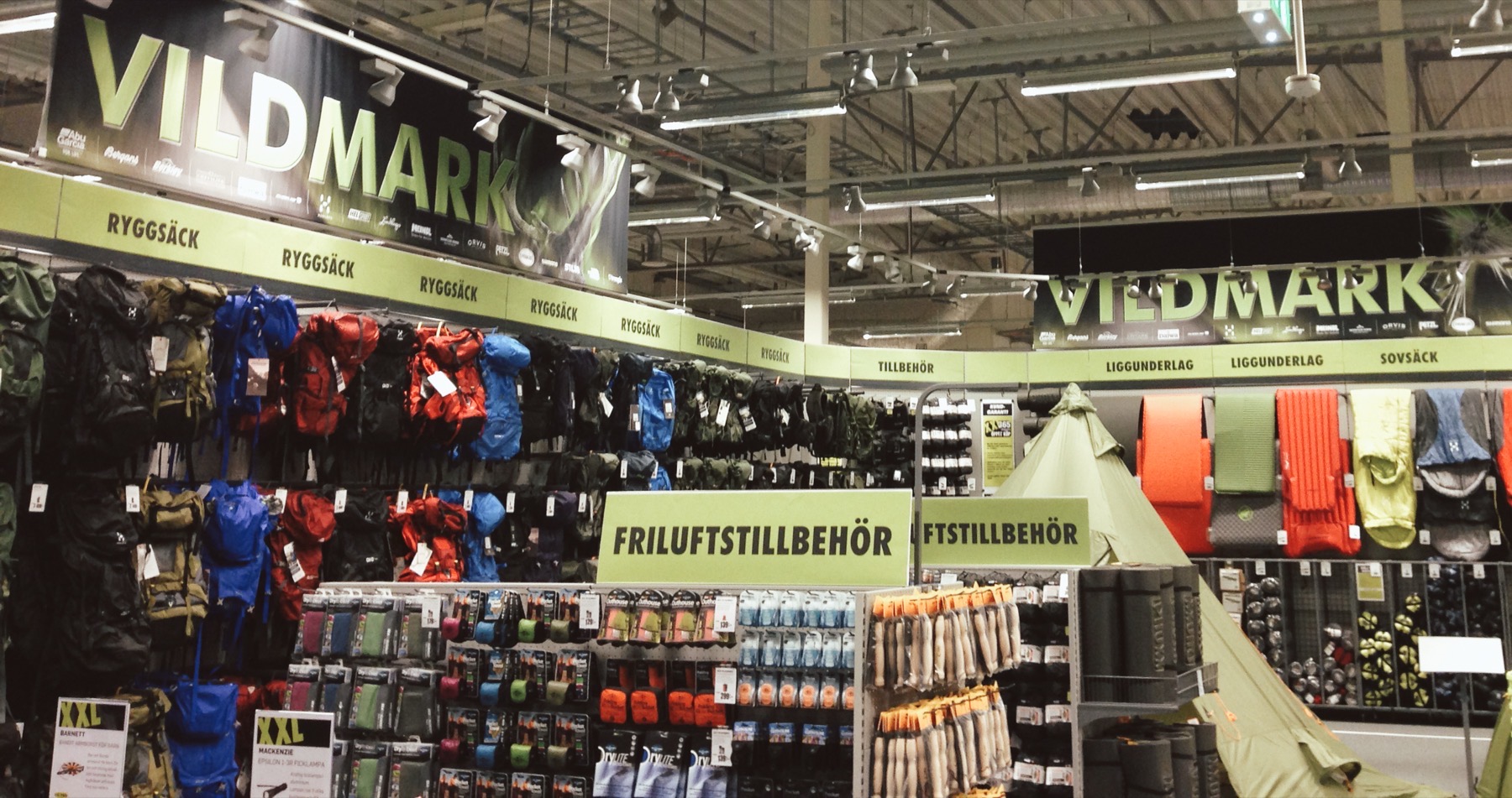 Butiksinteriör med skyltbågar och banderoller över avdelning