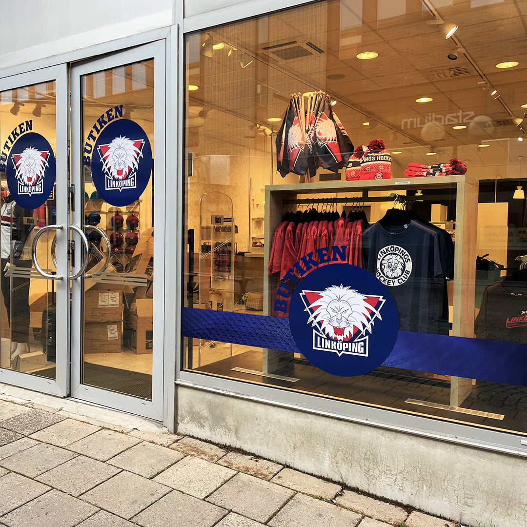 Skyltfönster med dekaler i butik