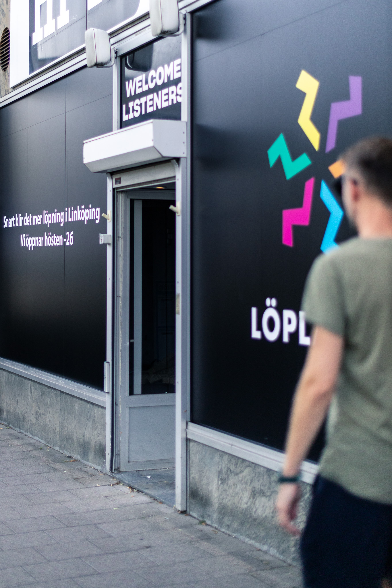 Skyltfönster täckta med svart dekor inför LÖPLAB:s etablering i Linköping