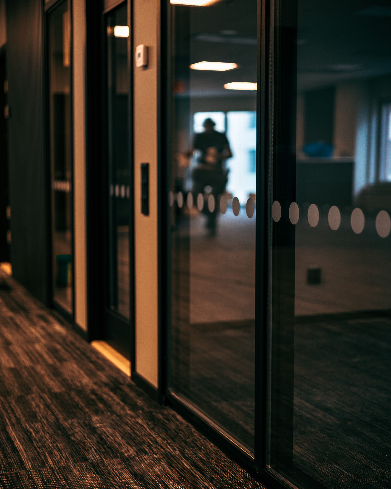 Färdigt glasparti på kontor med en rad frostade cirklar