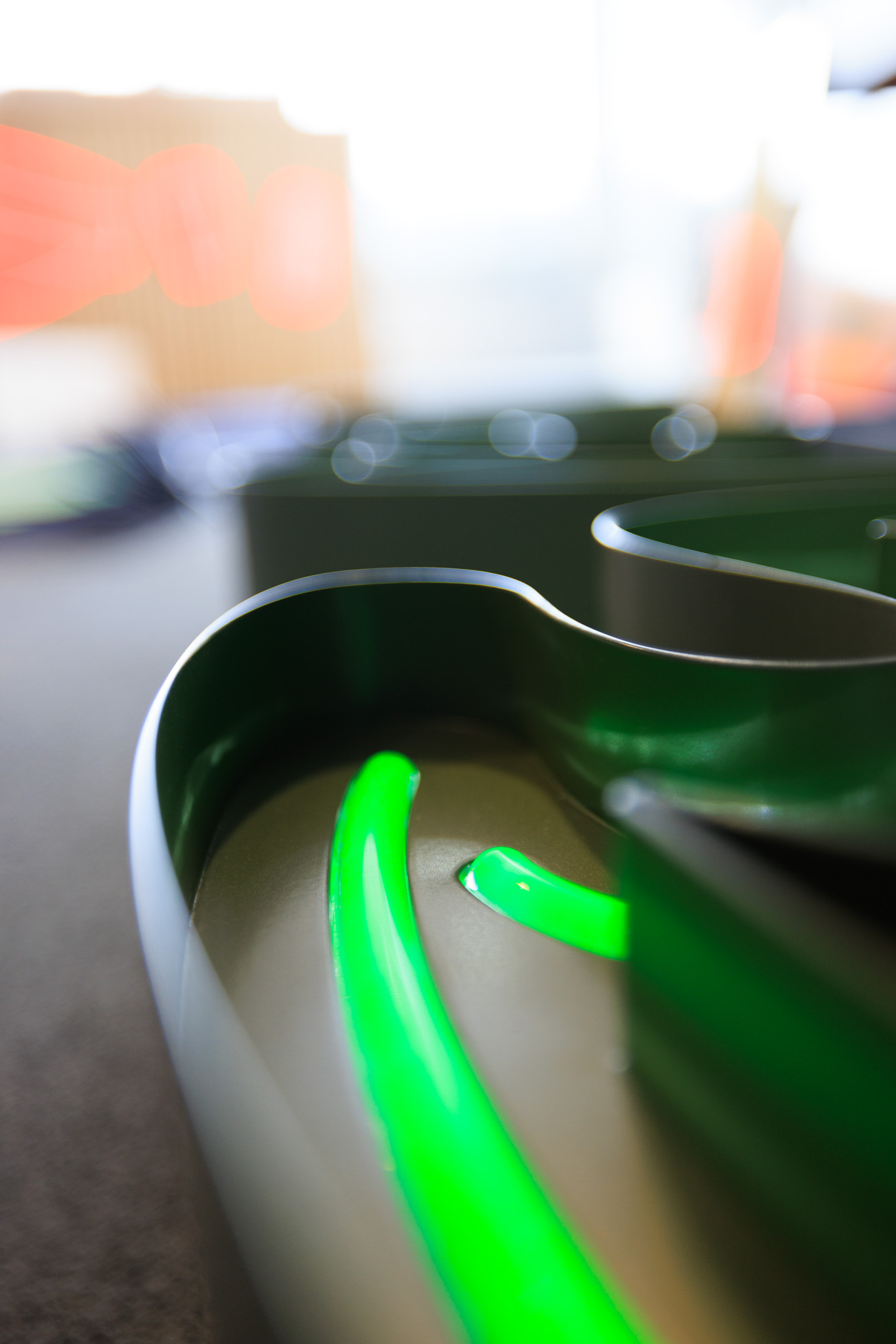 Närbild på grön LED-neonslang i lackerad aluminiumkanal