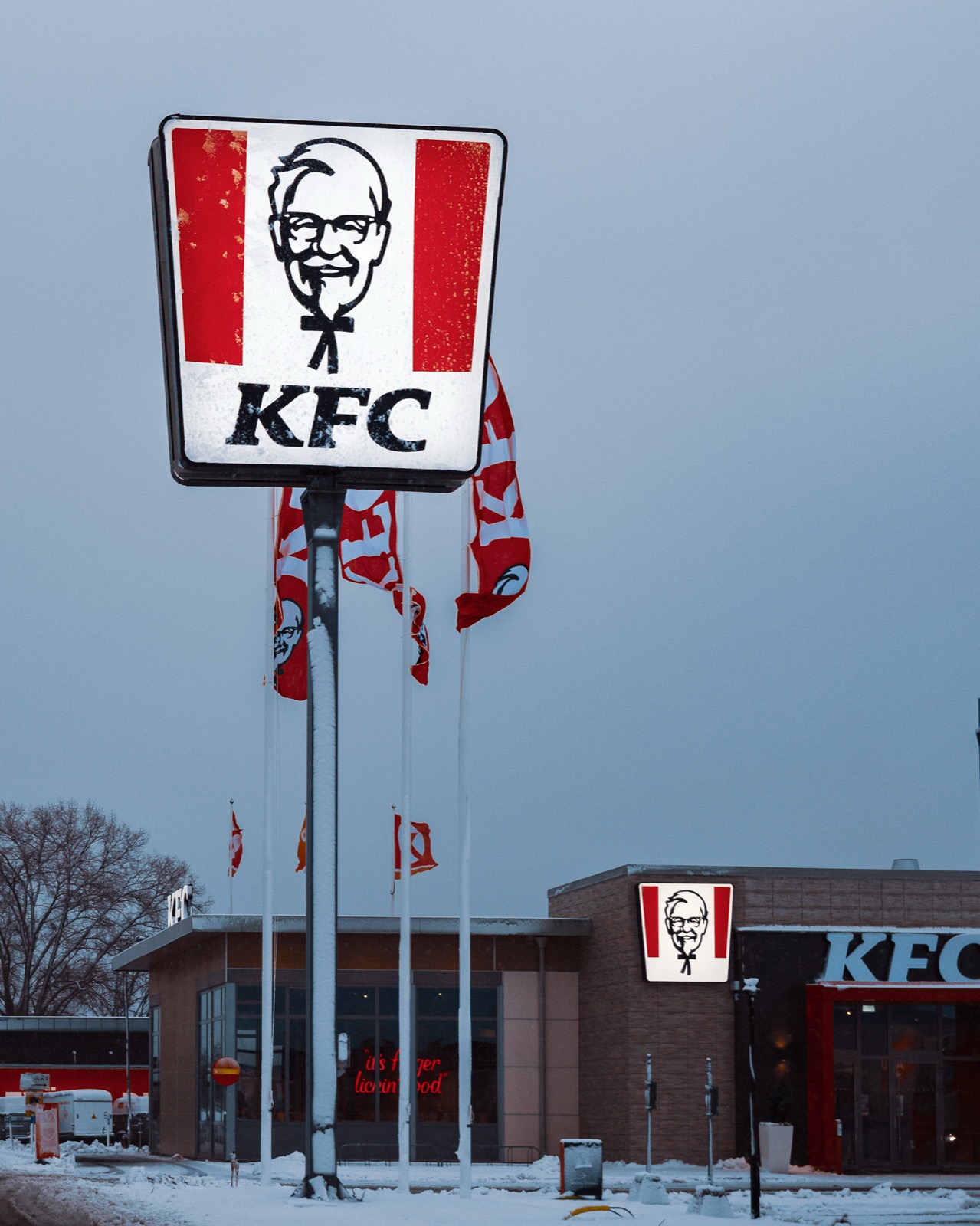 KFC:s ljuslådor på pylon och fasad i snöväder