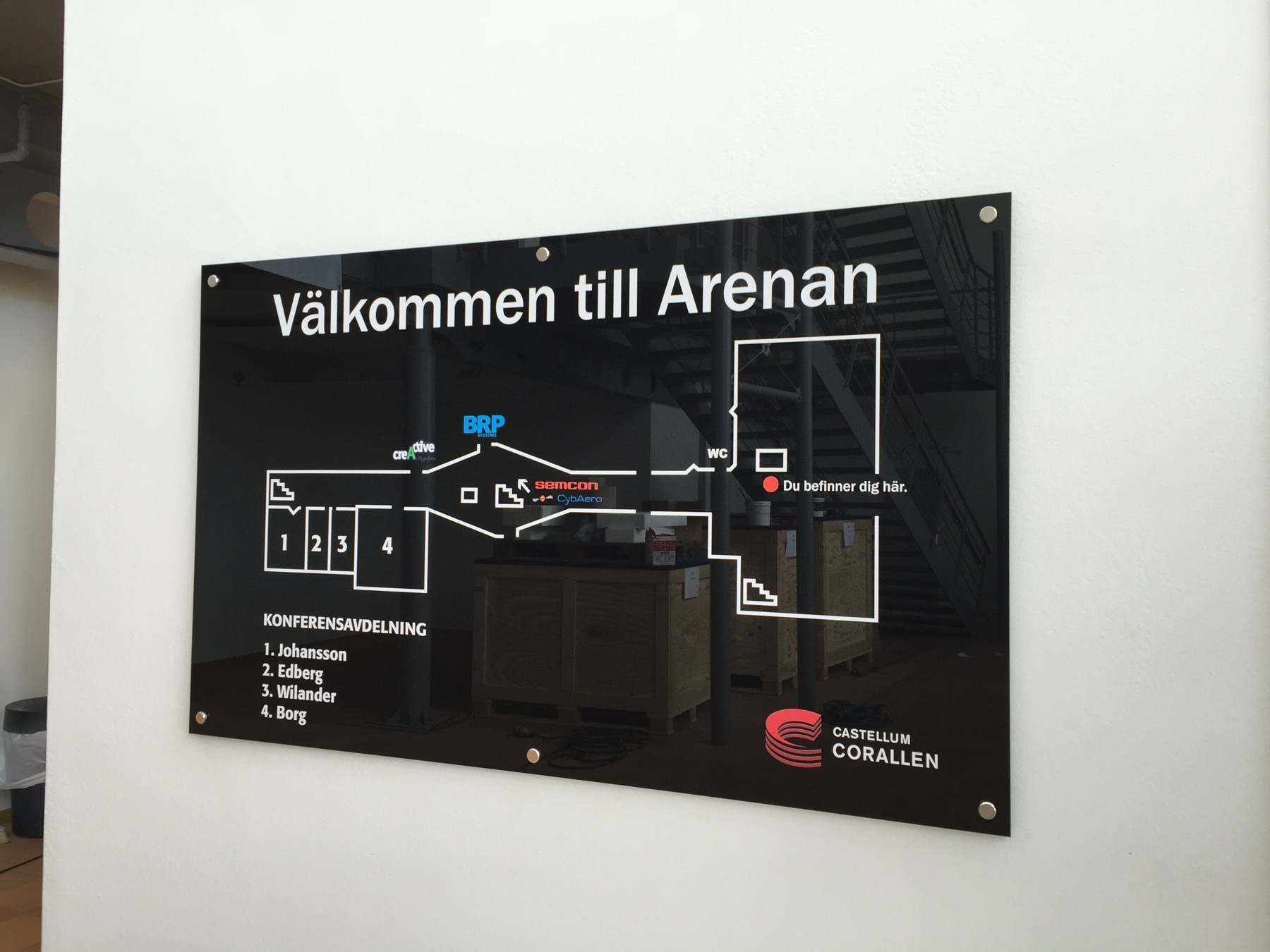 Orienteringstavla i akryl monterad på distanser