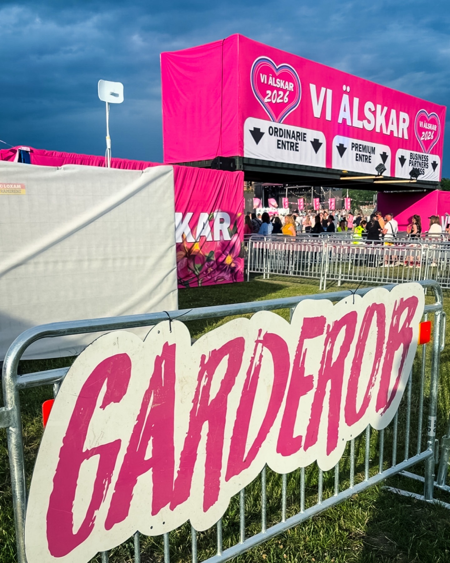 Entréportal och skyltar vid festivalområde
