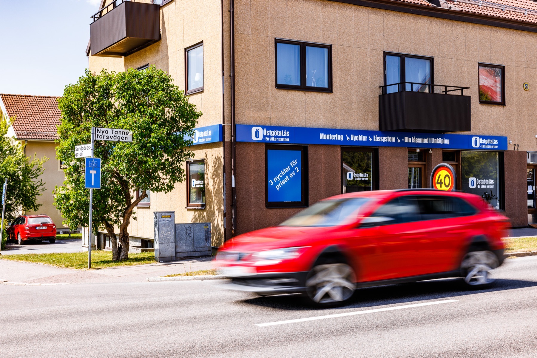 Fasadskyltar i plåt längs butiksfasad i gatumiljö