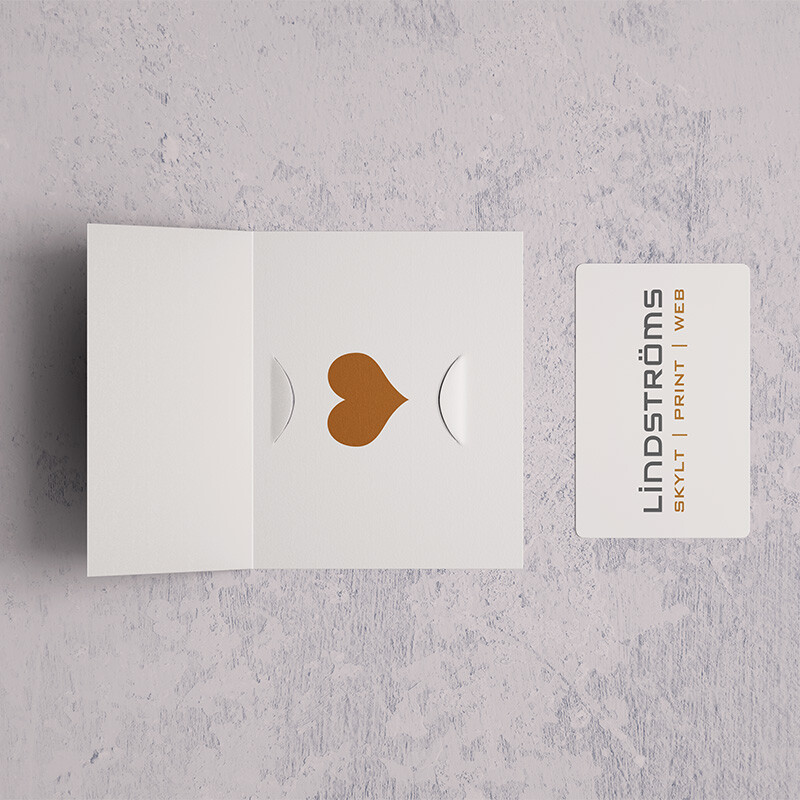 Presentkortsfodral med orange hjärta och kort med Lindströms logotyp