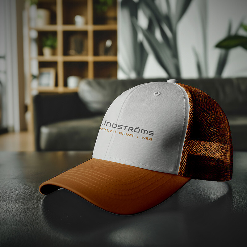 Truckerkeps i vitt och orange med Lindströms logotyp