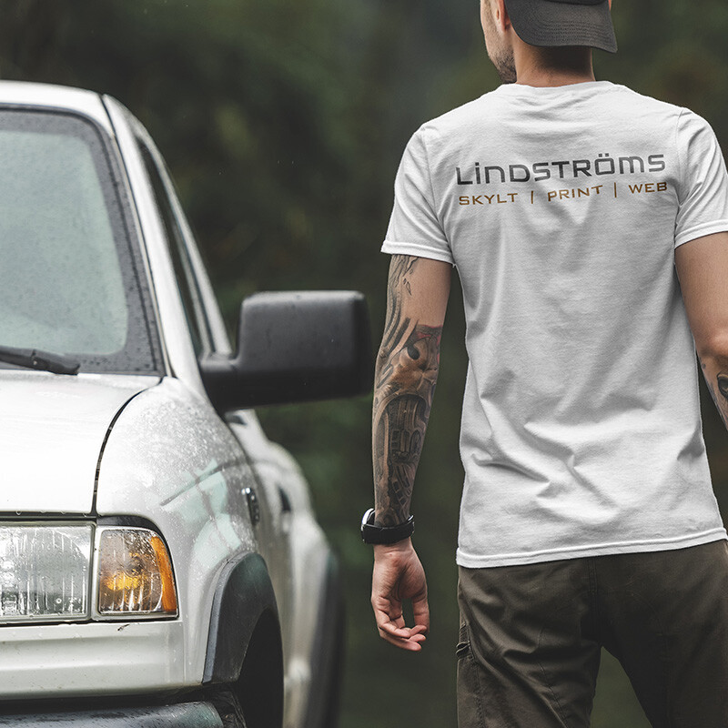 Vit t-shirt med Lindströms logotyp över ryggen